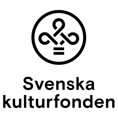 Svartvit logotyp för Svenska kulturfonden med en cirkelformad design med en stiliserad symbol ovanför texten "Svenska kulturfonden" på en ljus bakgrund.